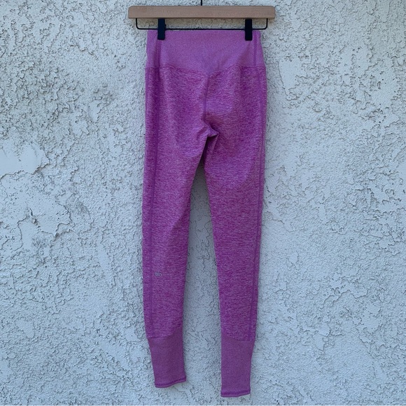 Alo Yoga - High-Waist Alosoft Lounge Legging in Electric Violet Heather - Picture 5 of 6